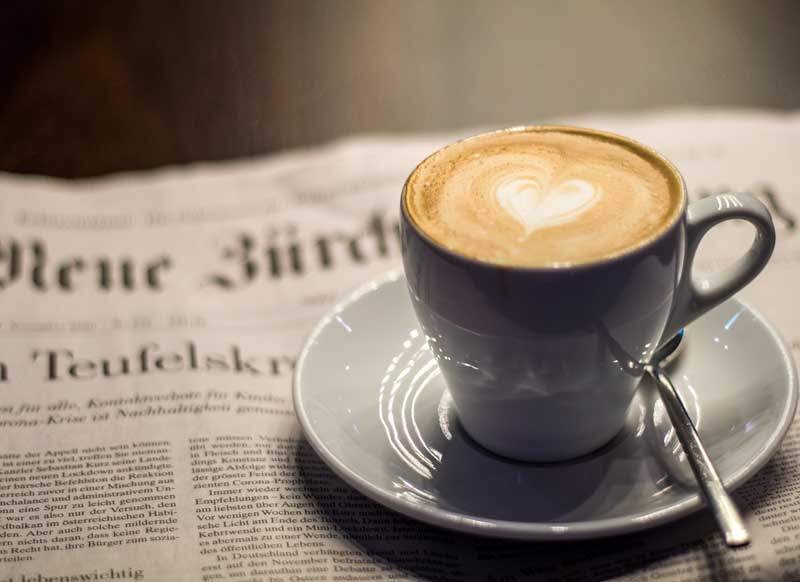 Kaffee auf einer Zeitung im News Café